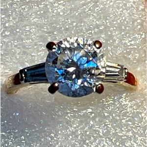 Stunning solitaire clear stone ring in gold tone band sz 6.5